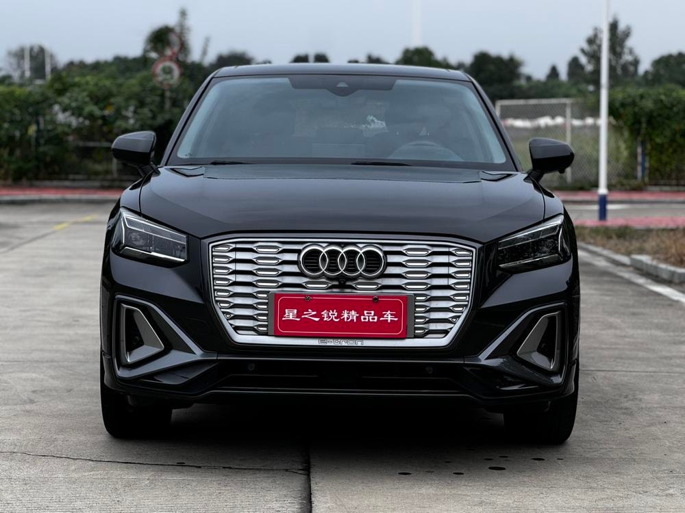 Audi Q2L e-tron 2022 — фото автомобиля 1