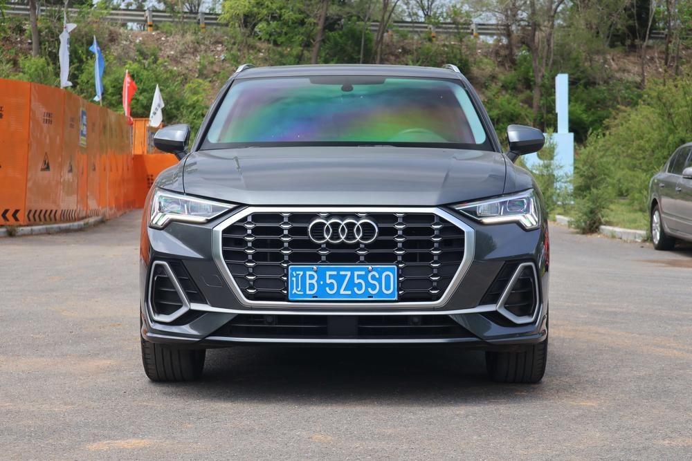 Audi Q3 2022 — фото автомобиля