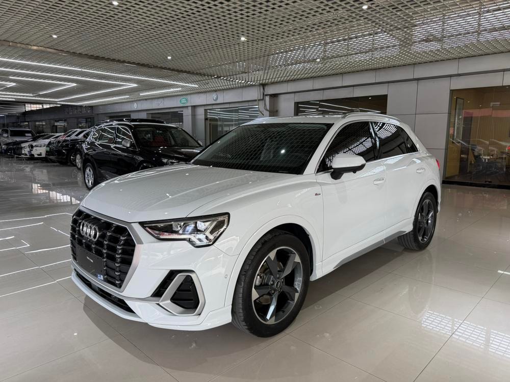 Audi Q3 2022 — фото автомобиля