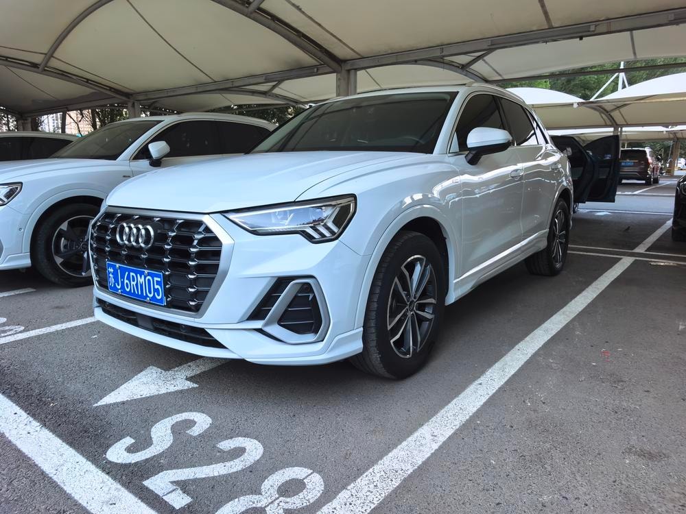Audi Q3 2022 — фото автомобиля