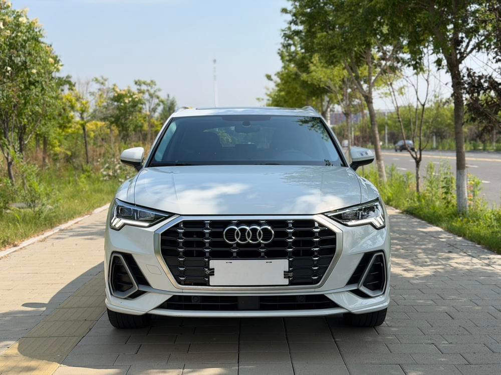 Audi Q3 2022 — фото автомобиля