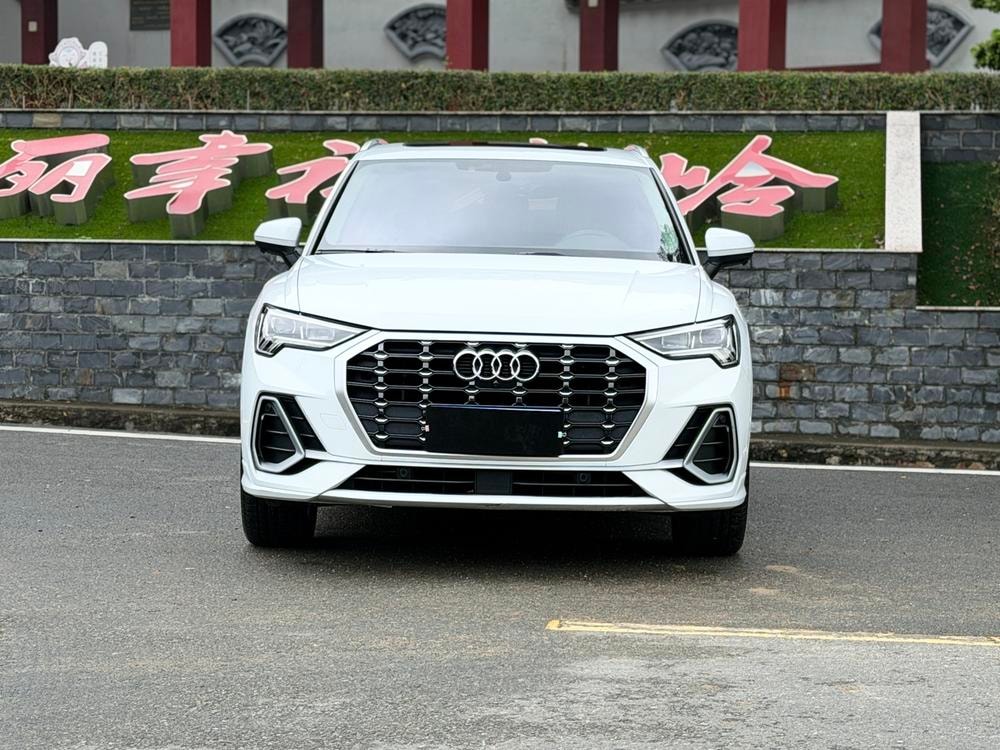 Audi Q3 2022 — фото автомобиля