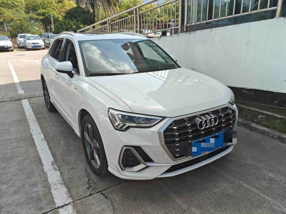 Audi Q3 2021 — фото автомобиля