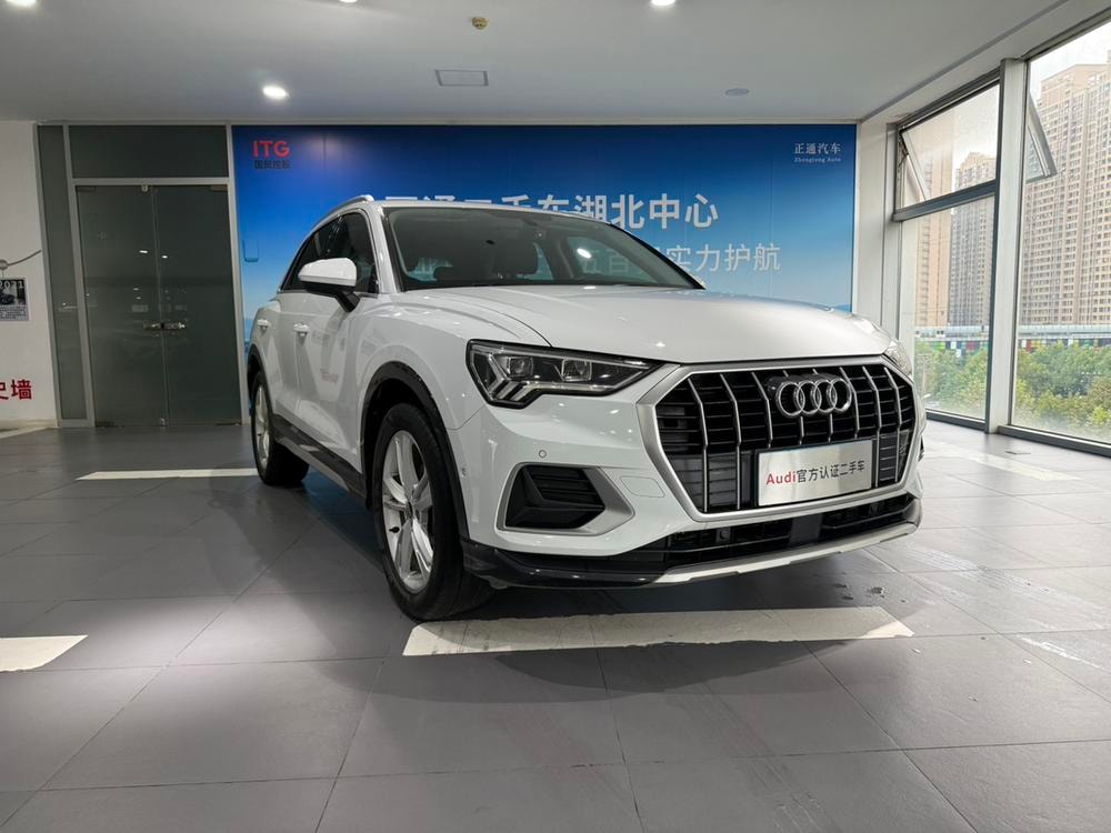 Audi Q3 2021 — фото автомобиля