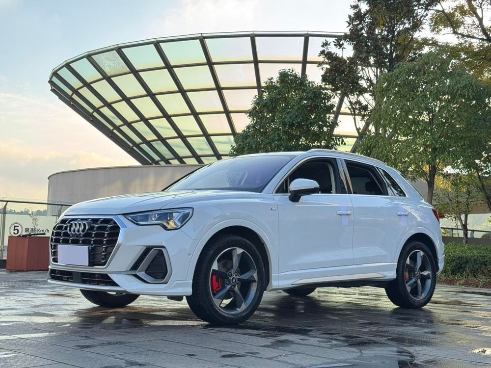 Audi Q3 2021 — фото автомобиля