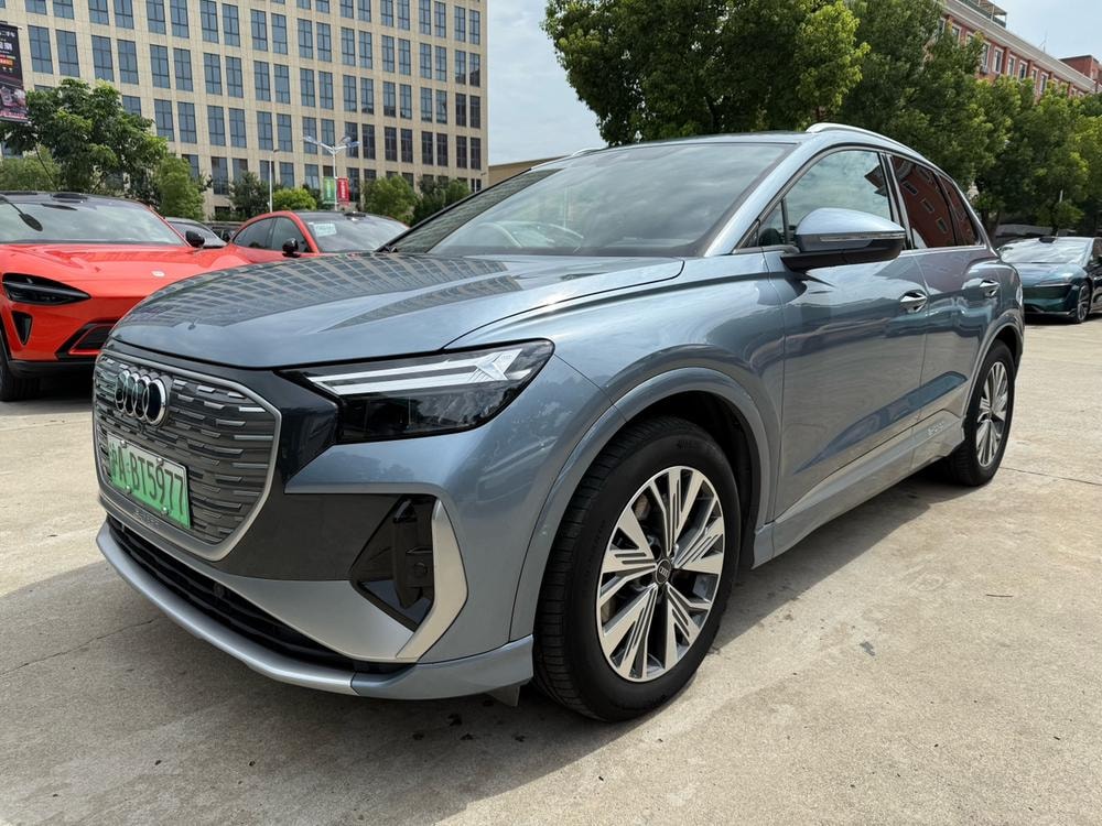 Audi Q4 e-tron 2023 — фото автомобиля