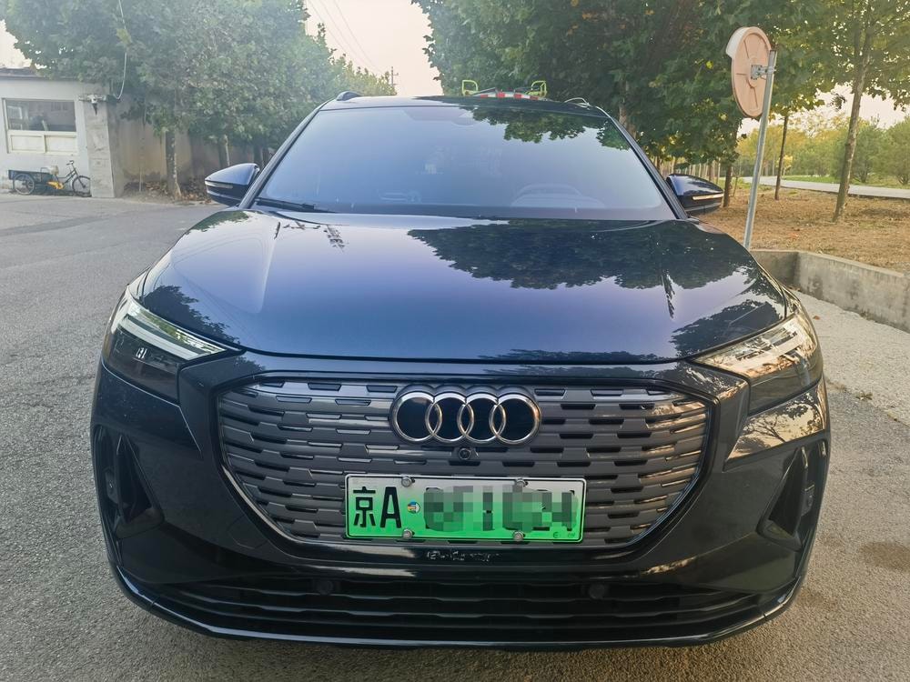 Audi Q4 e-tron 2023 — фото автомобиля