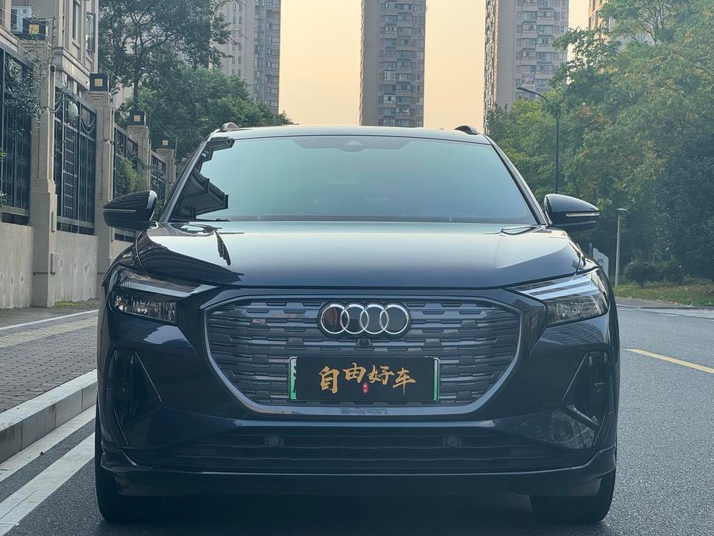 Audi Q4 e-tron 2023 — фото автомобиля