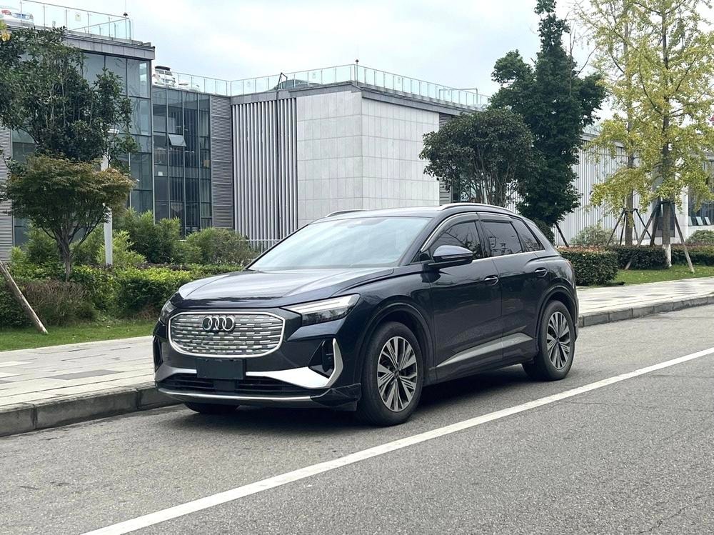 Audi Q4 e-tron 2023 — фото автомобиля