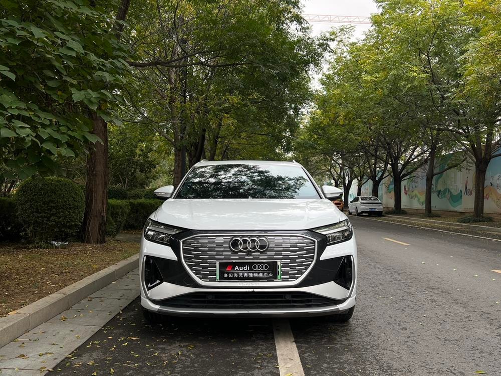 Audi Q4 e-tron 2024 — фото автомобиля