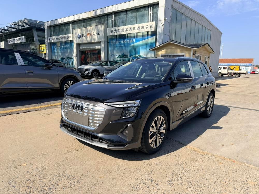 Audi Q5 e-tron 2023 — фото автомобиля