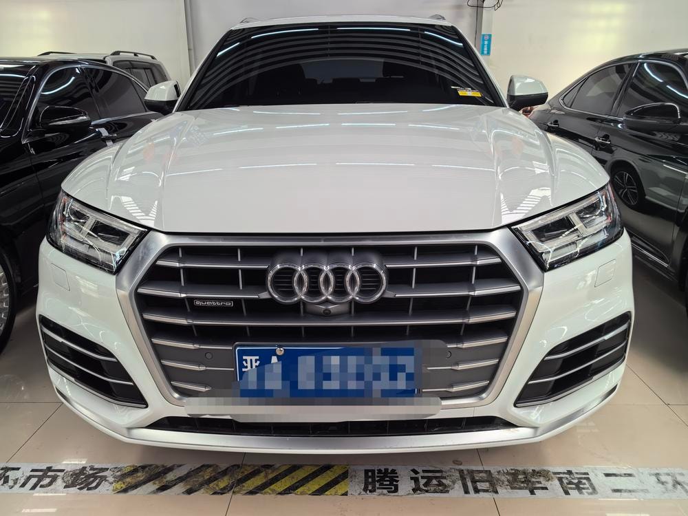 Audi Q5L 2020 — фото автомобиля
