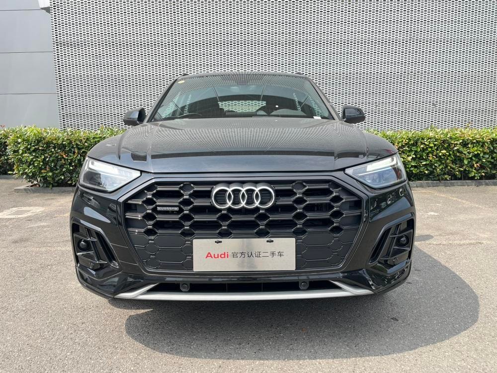 Audi Q5L 2025 — фото автомобиля 1