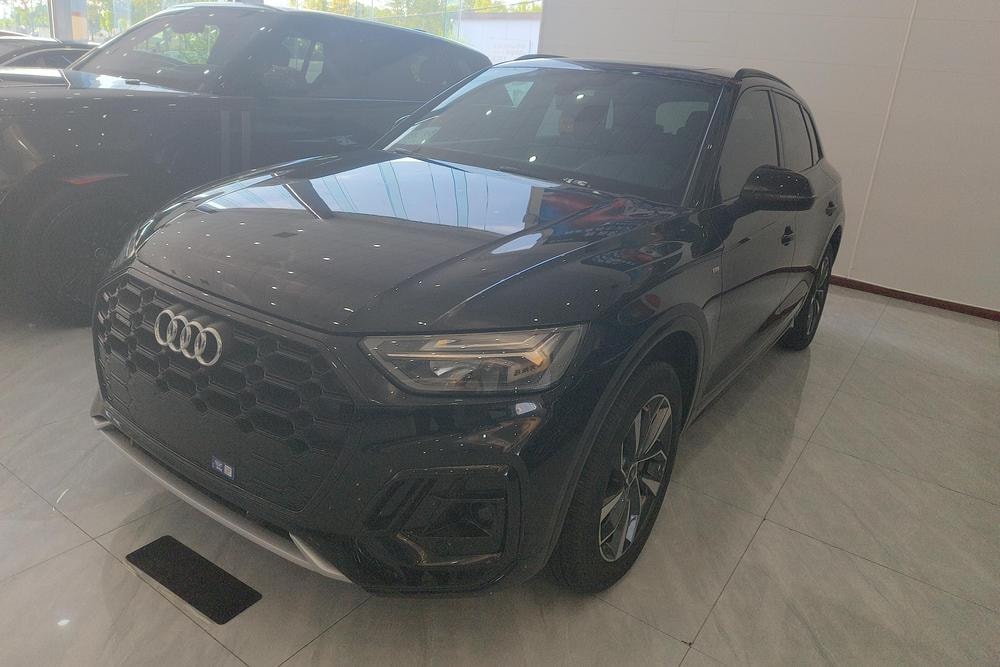 Audi Q5L 2023 — фото автомобиля 1