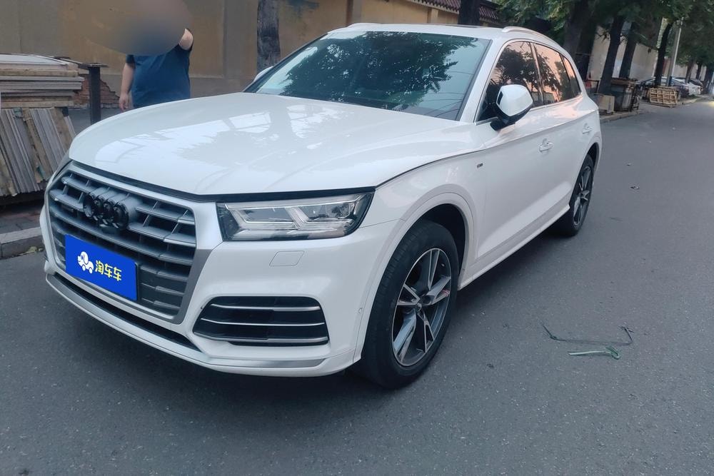 Audi Q5L 2020 — фото автомобиля 1