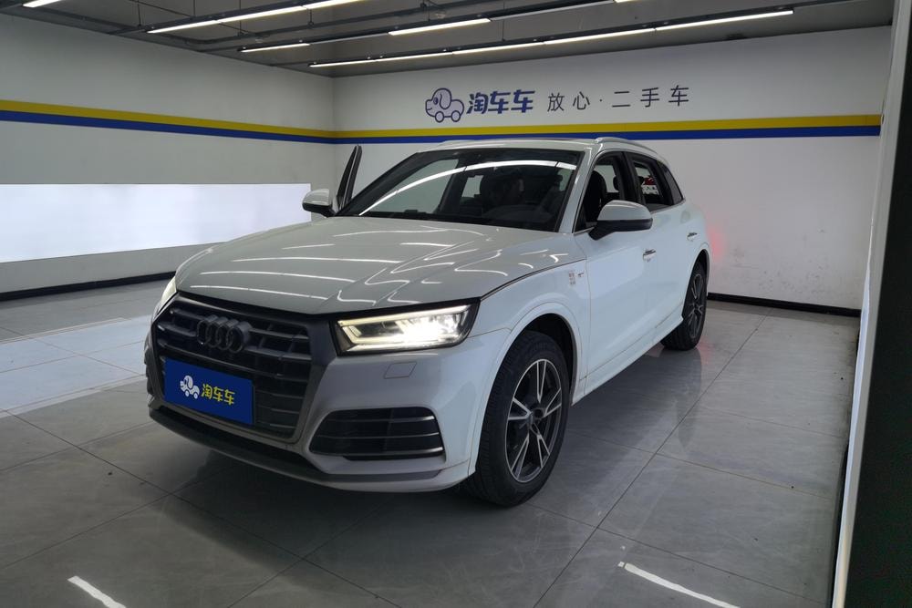 Audi Q5L 2020 — фото автомобиля 1