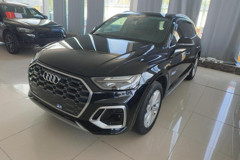 Audi Q5L 2022 — фото автомобиля 1