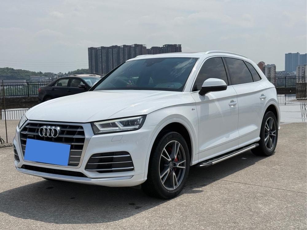 Audi Q5L 2020 — фото автомобиля 1