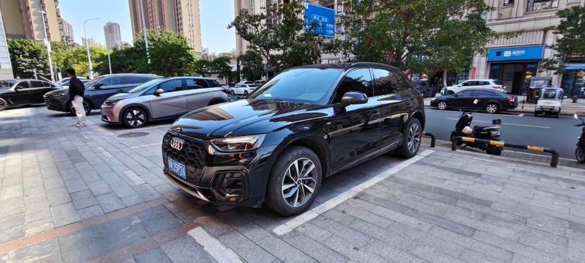 Audi Q5L 2023 — фото автомобиля