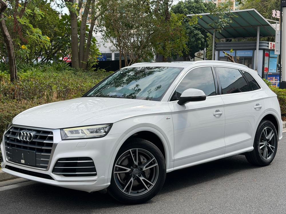 Audi Q5L 2018 — фото автомобиля