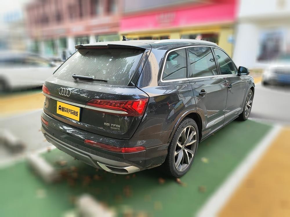 Audi Q7 2021 — фото автомобиля
