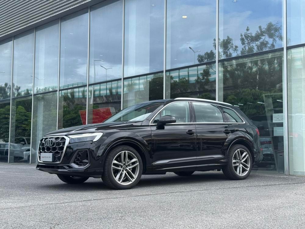 Audi Q7 2025 — фото автомобиля