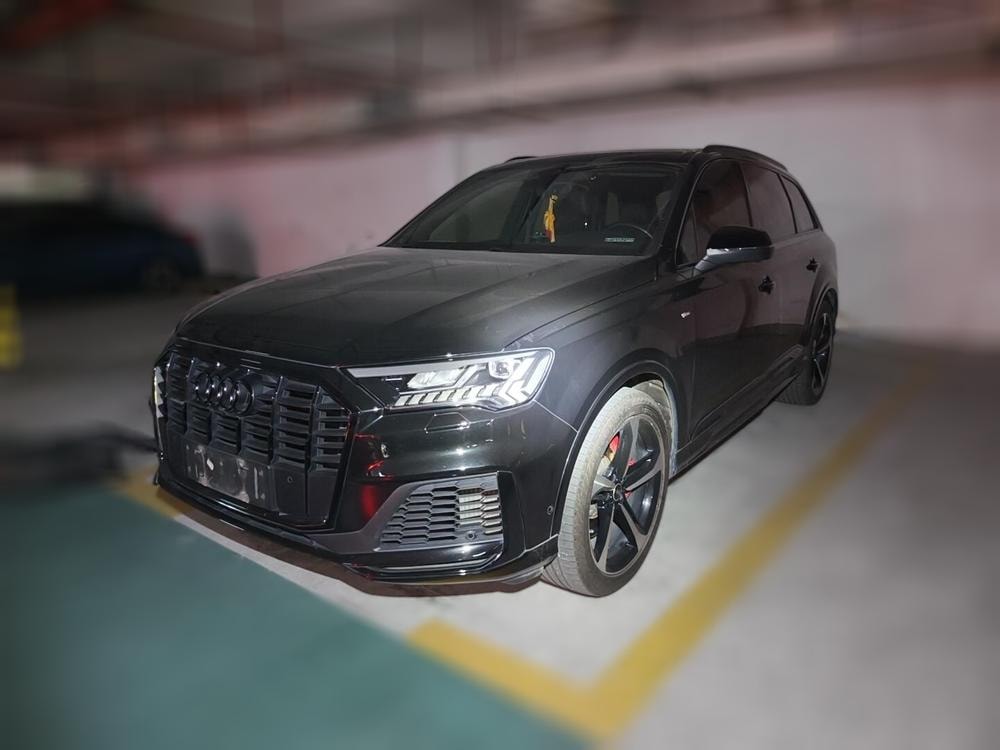 Audi Q7 2022 — фото автомобиля