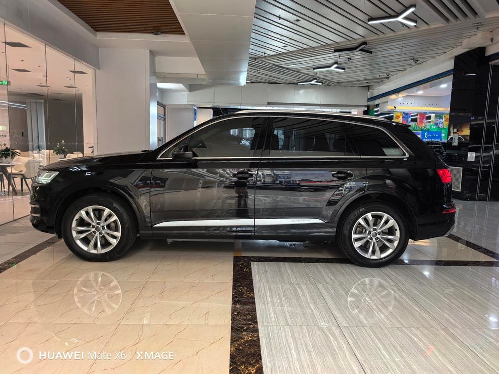 Audi Q7 2018 — фото автомобиля