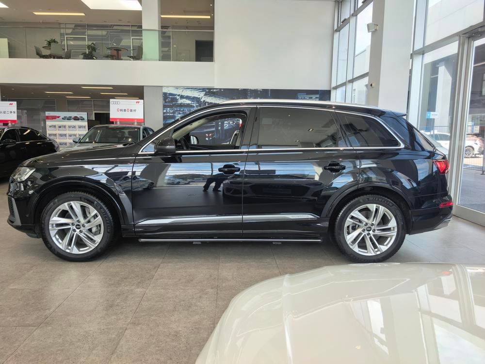 Audi Q7 2021 — фото автомобиля