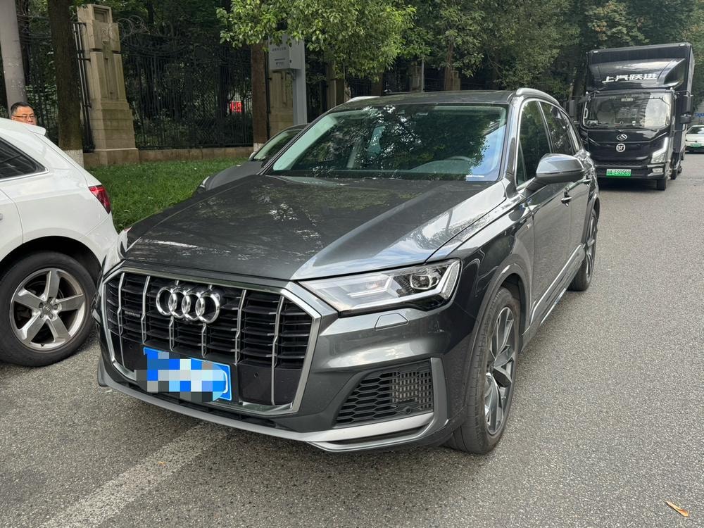Audi Q7 2023 — фото автомобиля