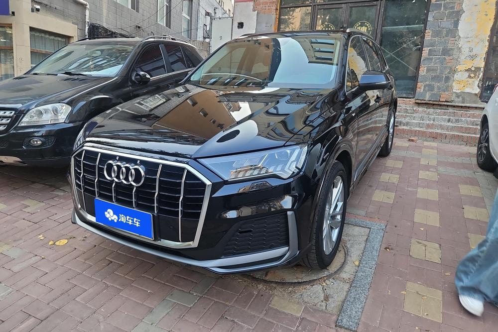 Audi Q7 2021 — фото автомобиля