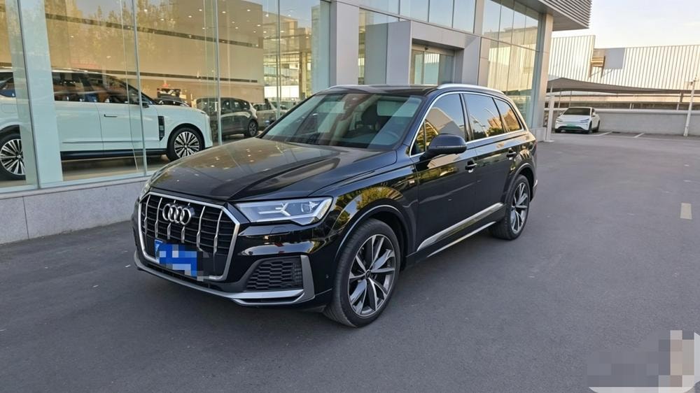 Audi Q7 2023 — фото автомобиля