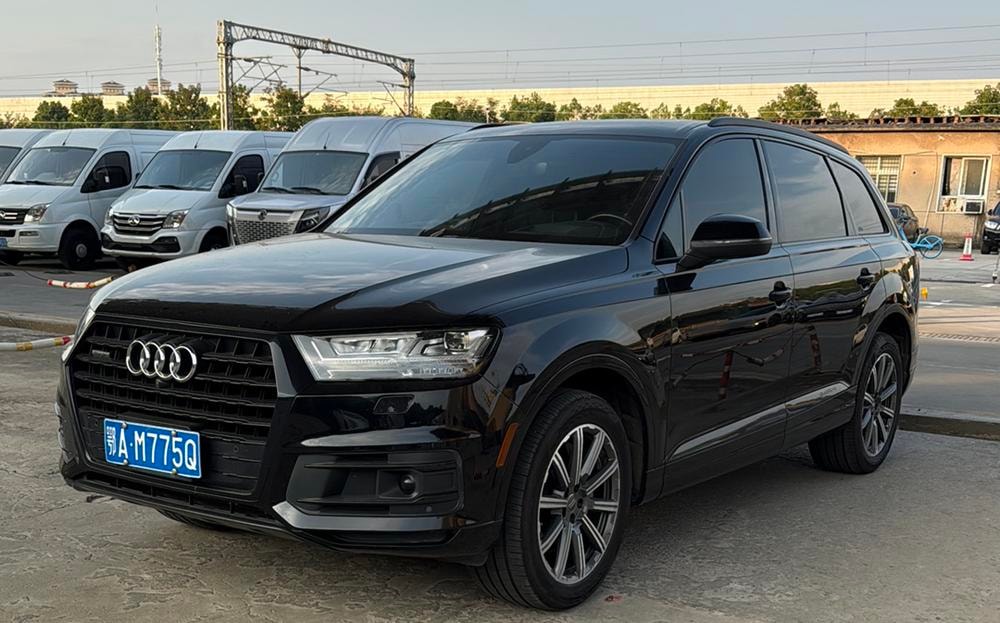 Audi Q7 2019 — фото автомобиля