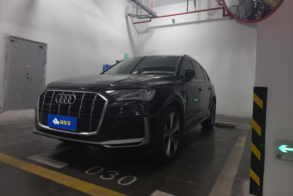 Audi Q7 2021 — фото автомобиля