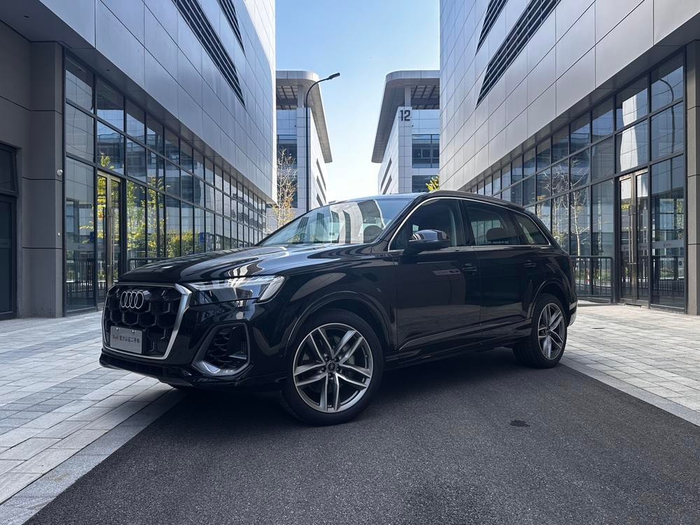 Audi Q7 2026 — фото автомобиля