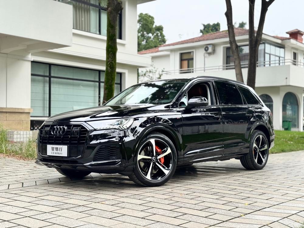 Audi Q7 2021 — фото автомобиля