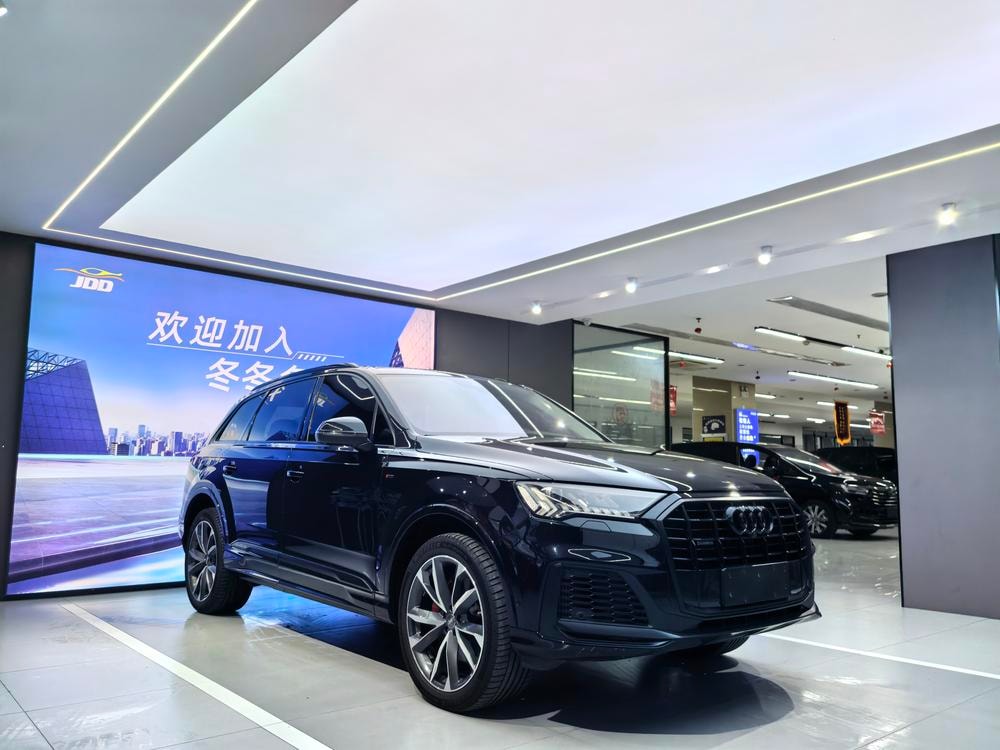 Audi Q7 2021 — фото автомобиля