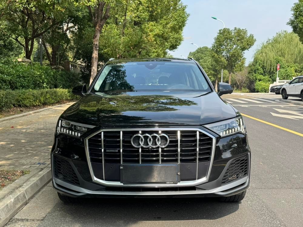 Audi Q7 2022 — фото автомобиля