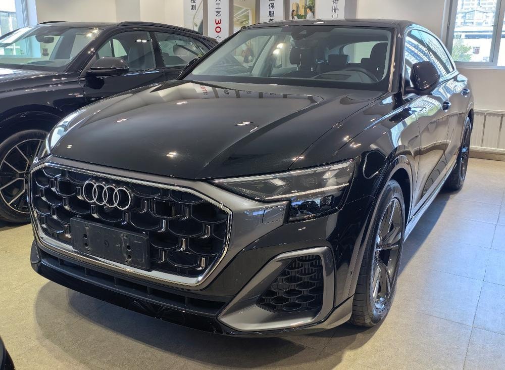 Audi Q8 2024 — фото автомобиля