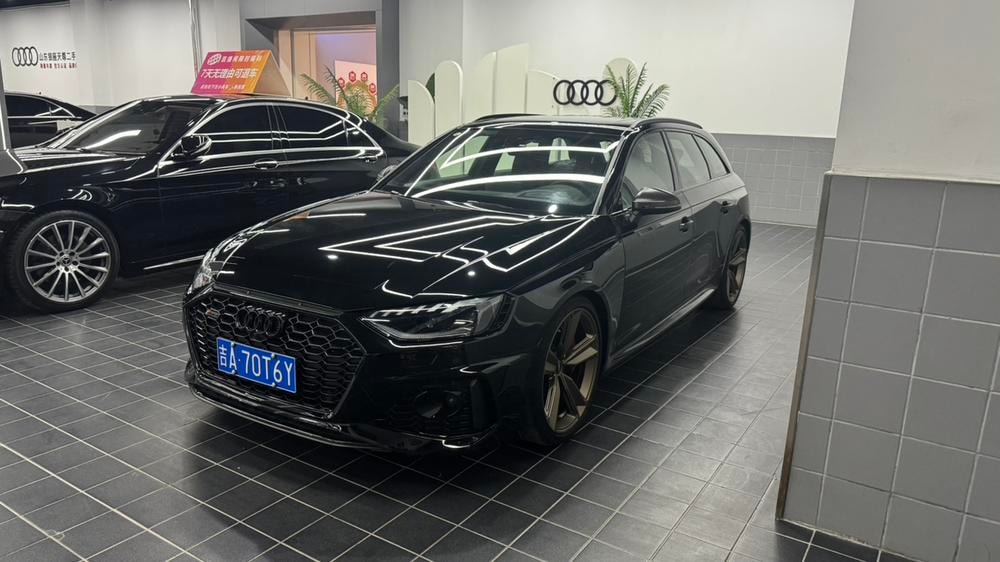 Audi RS 4 2023 — фото автомобиля