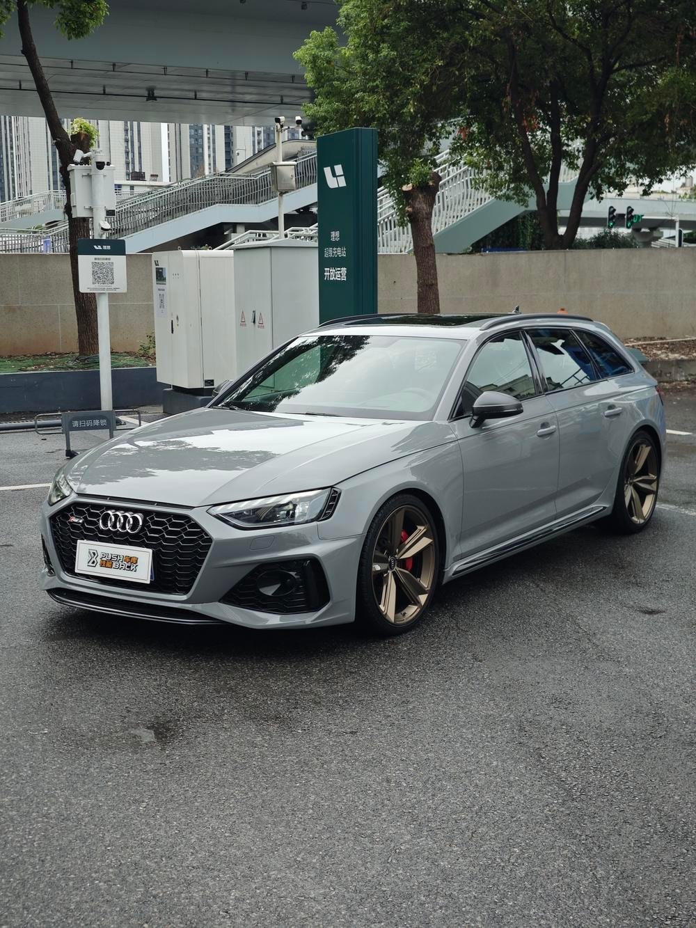 Audi RS 4 2023 — фото автомобиля