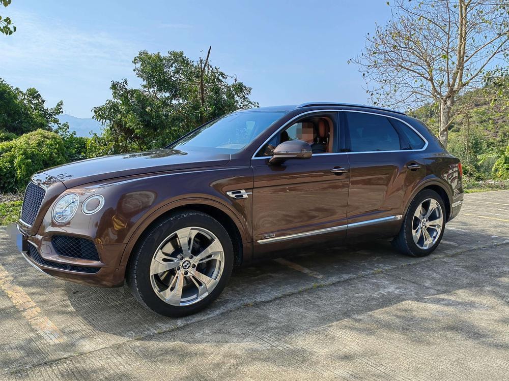Bentley Bentayga 2017 — фото автомобиля