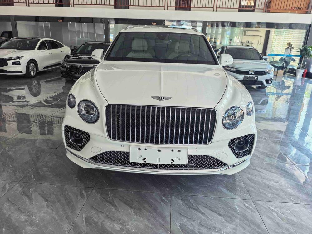 Bentley Bentayga 2023 — фото автомобиля 1