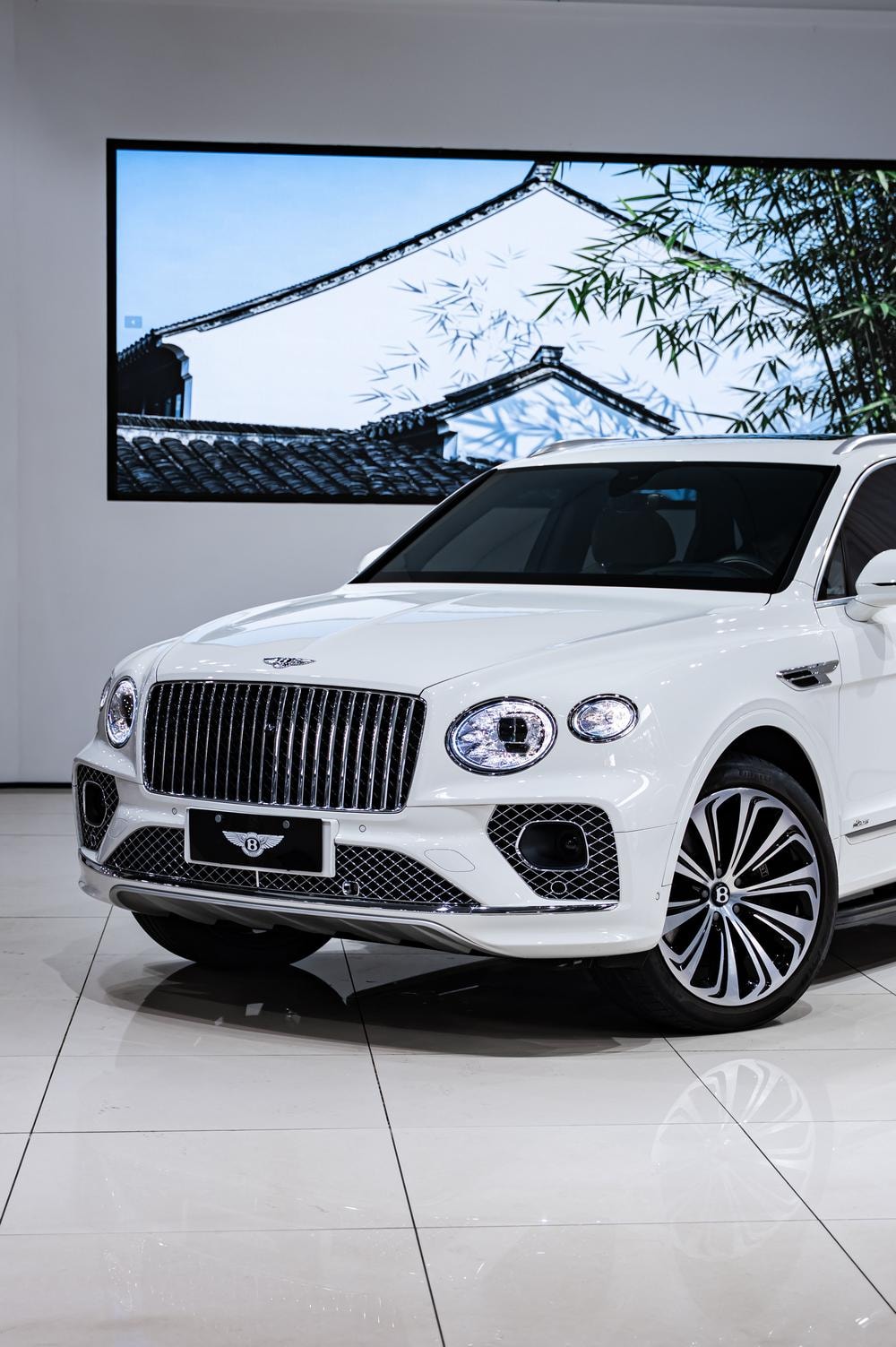 Bentley Bentayga 2023 — фото автомобиля 1