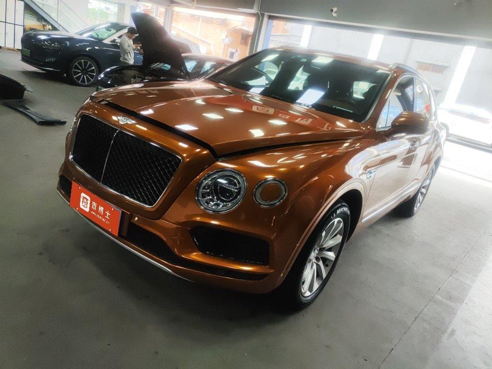 Bentley Bentayga 2018 — фото автомобиля 1