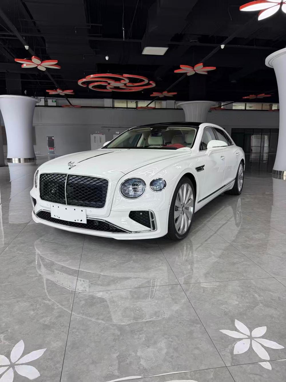 Bentley Flying Spur PHEV 2026 — фото автомобиля 1