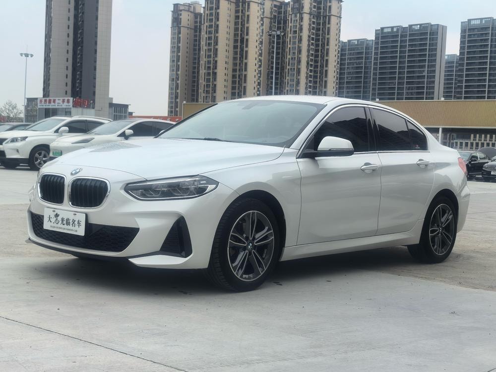 BMW 1-Series 2023 — фото автомобиля 1