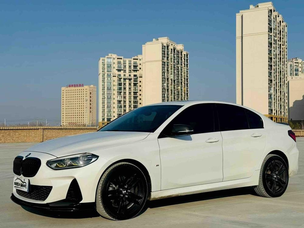 BMW 1-Series 2023 — фото автомобиля