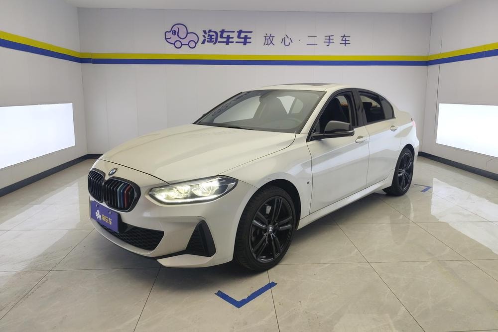 BMW 1-Series 2021 — фото автомобиля 1