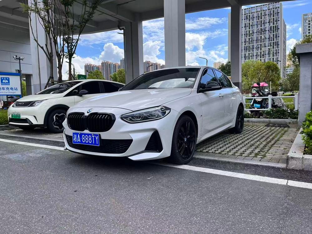 BMW 1-Series 2023 — фото автомобиля 1